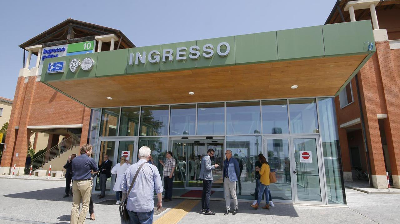 L'ingresso dell'Ospedale di Pisa (foto archivio)