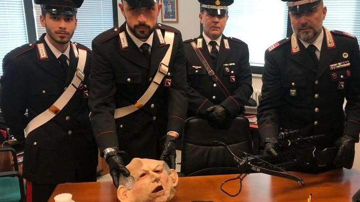 Scaglia frecce contro la casa del vicino Sul volto una maschera da Bertinotti