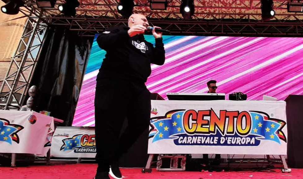 Gli Eiffel 65 con la disco infiammano Cento Lo spettacolo dei carri