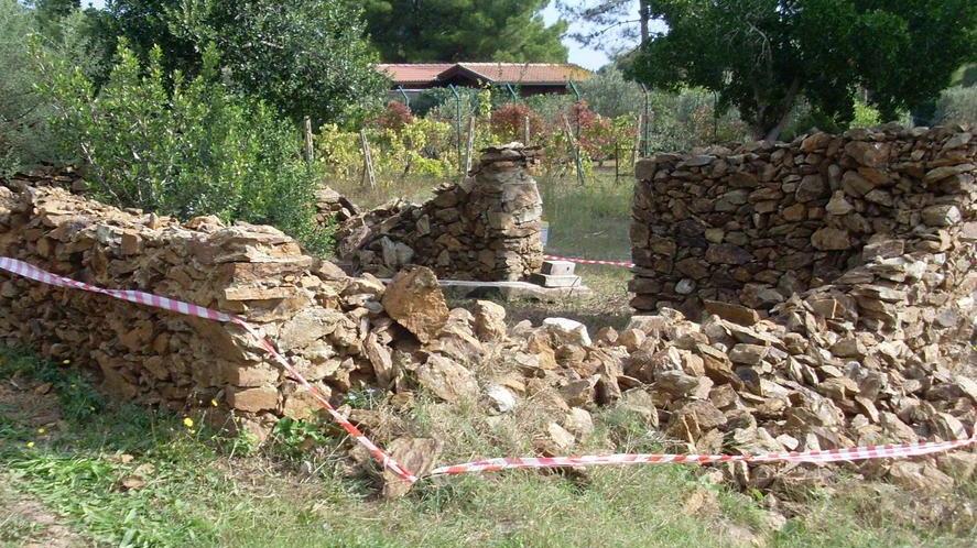 Un falso rudere sequestrato a Capoliveri nel 2014 (foto di archivio)