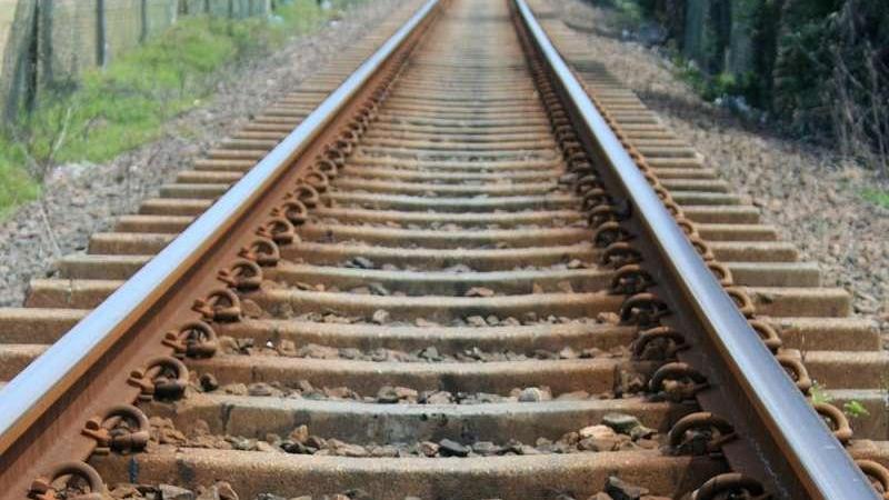 Carpi, sassi dulle rotaie e pietre contro i treni in transito: tre ragazzini denunciati