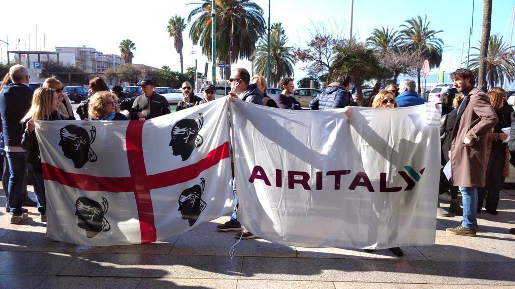 Lavoratori Air Italy a Cagliari davanti al palazzo del Consiglio regionale in via Roma (foto Mario Rosas)