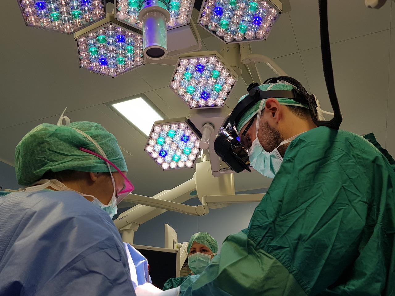 Prima operazione al mondo con realtà aumentata: il visore è dell'università di Pisa 