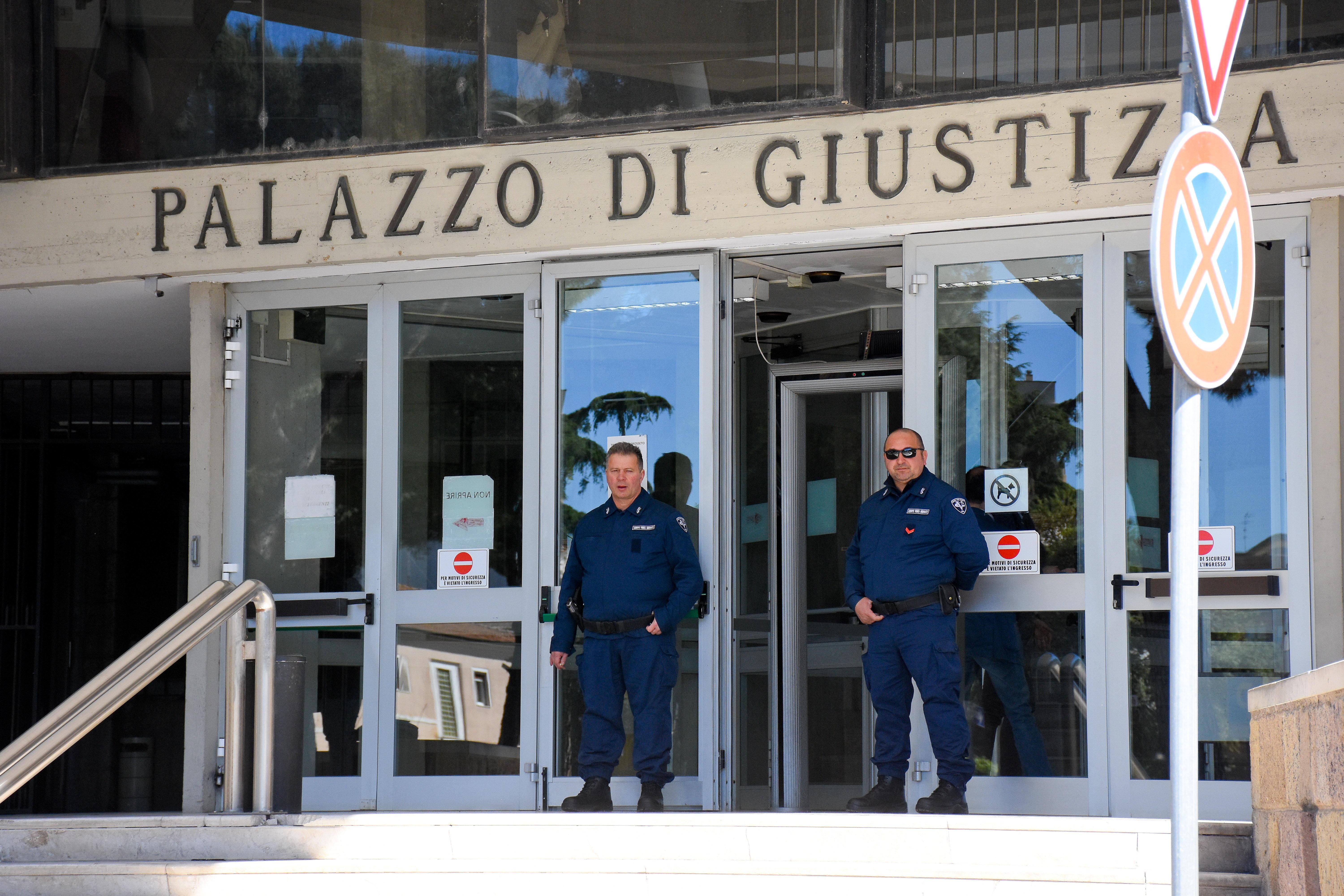 Rissa davanti al locale, gli fratturano la mascella: in 6 a giudizio 