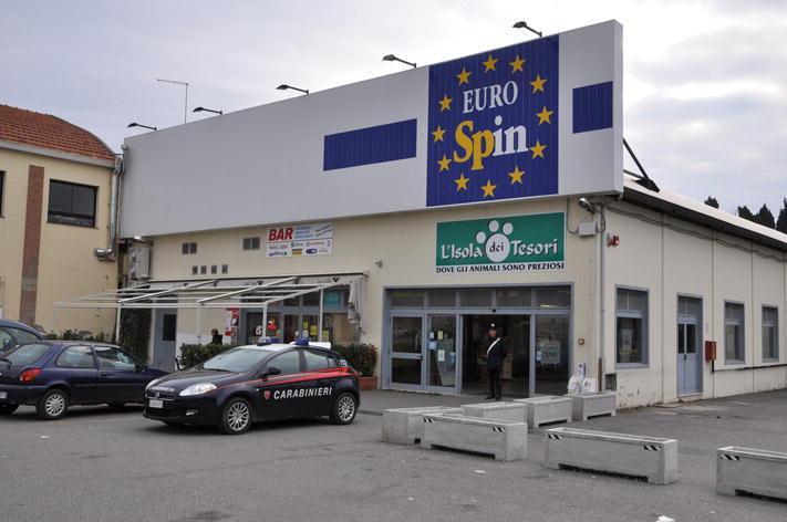 I carabinieri all'Eurospin di Cecina (foto d'archivio)