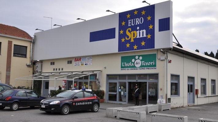 I carabinieri all'Eurospin di Cecina (foto d'archivio)