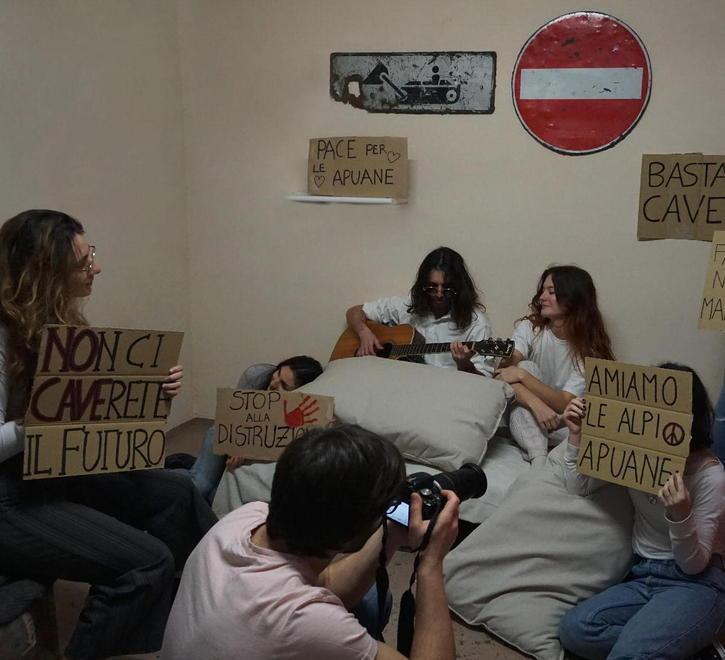 «A letto con le Apuane». A Massa, Bed-in alla John Lennon per dire no a nuove cave