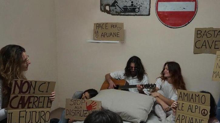 «A letto con le Apuane». A Massa, Bed-in alla John Lennon per dire no a nuove cave
