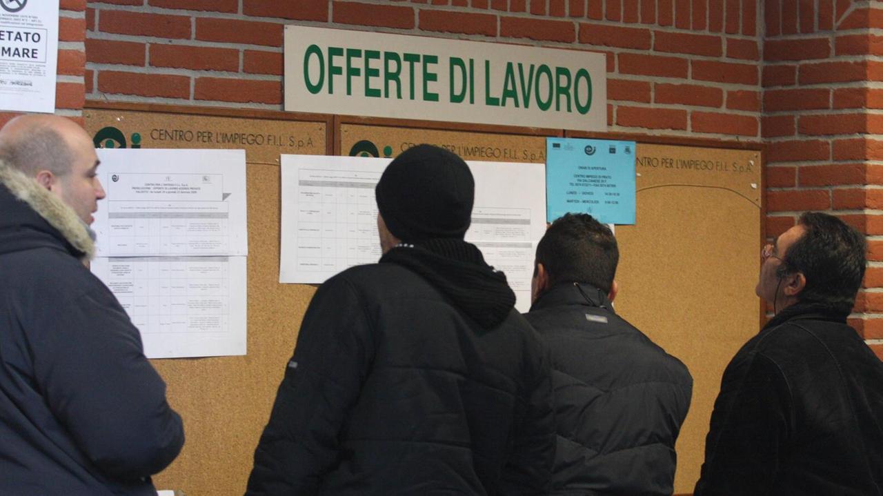 Disoccupati di fronte agli annunci di lavoro (Foto d'archivio)