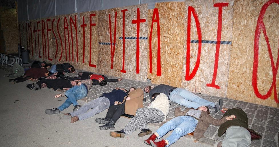 Spilamberto, vita in castello per tredici attori: «Il paese è il nostro palcoscenico» 