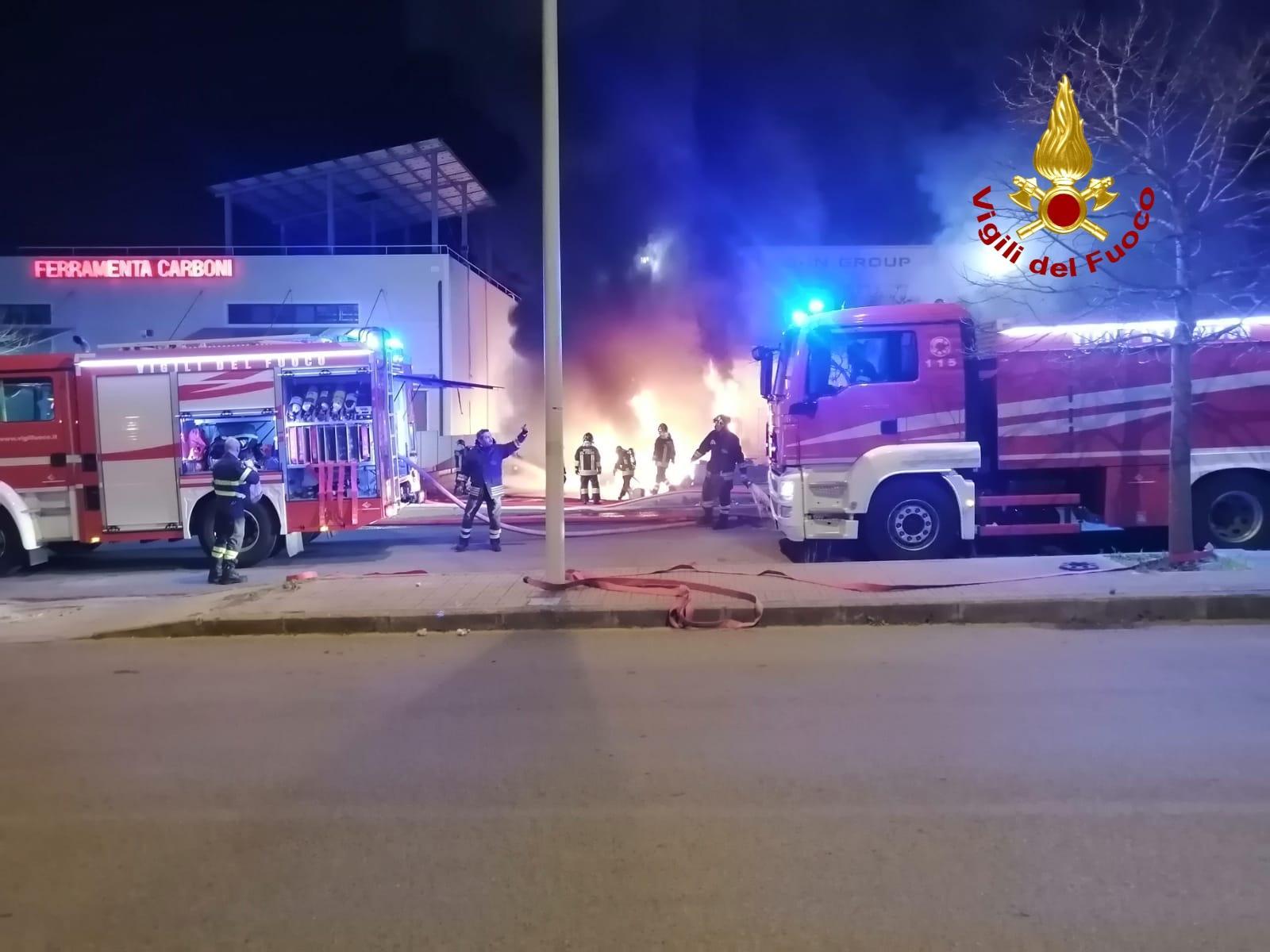 Sassari, alcuni tir in fiamme a Predda Niedda