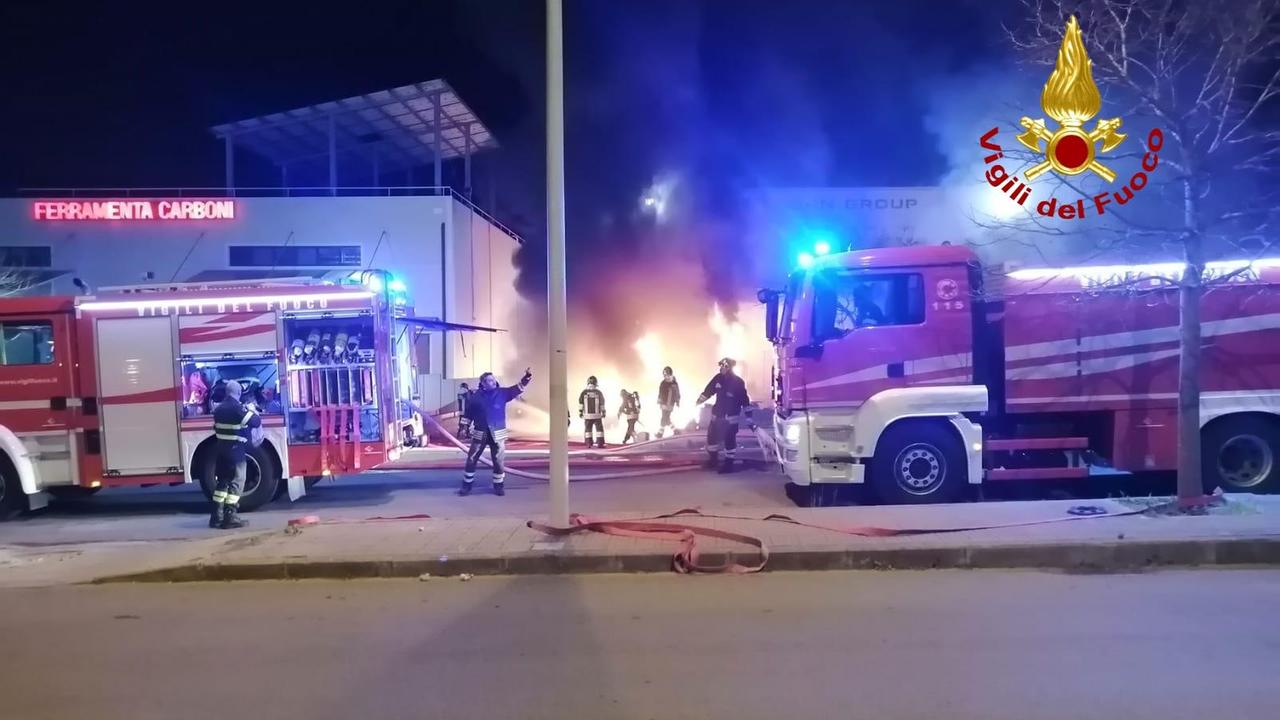 Sassari, alcuni tir in fiamme a Predda Niedda