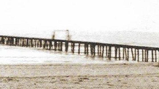 Un pontile di legno per Vittoria Apuana