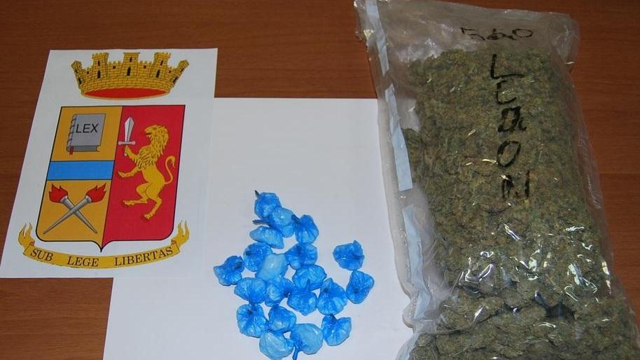 Fermato sul porto con 20 dosi di cocaina