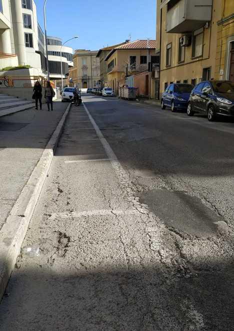Via Bonghi «Buche e asfalto crepato» 