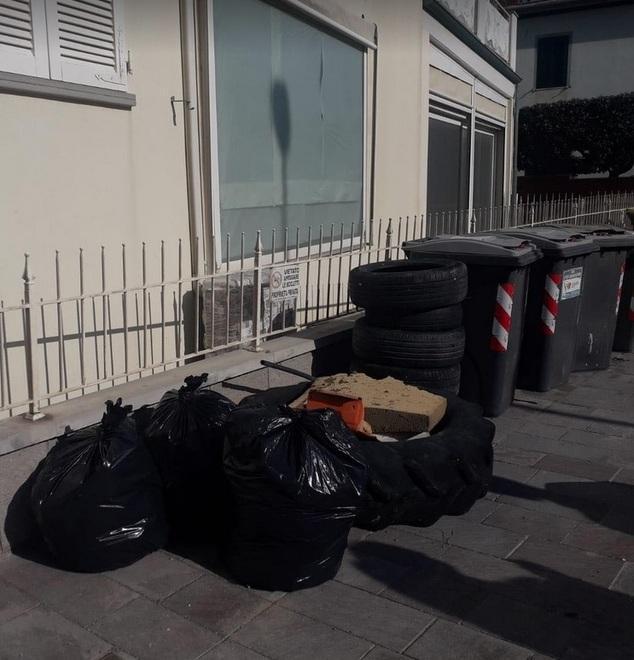 Liberata la spiaggia da rifiuti e pneumatici
