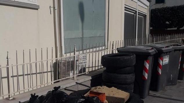 Liberata la spiaggia da rifiuti e pneumatici