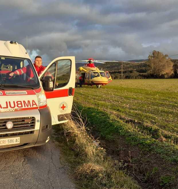 Travolto da un’auto mentre è sull’Ape grave uomo di 77 anni 