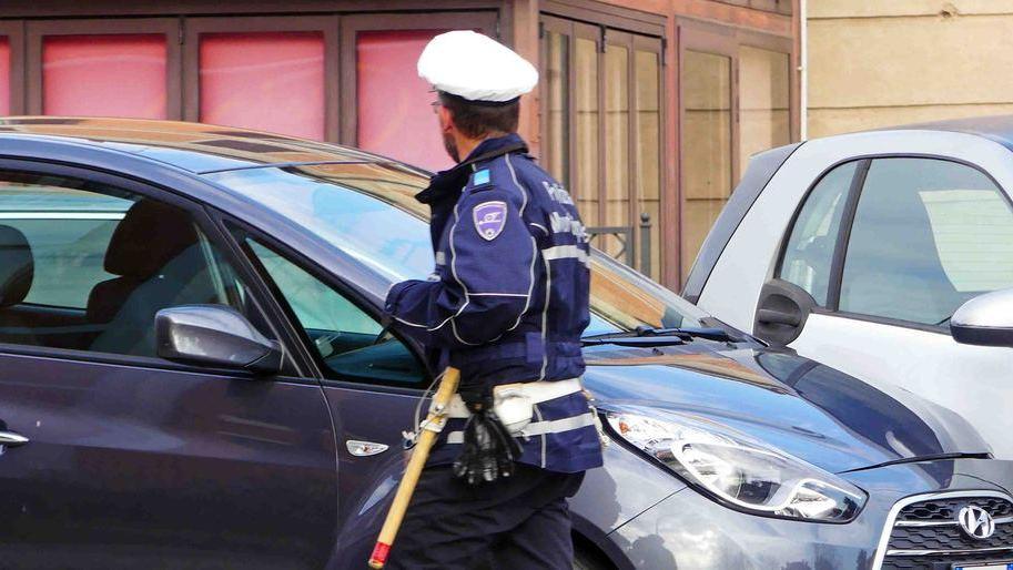 Scontro tra auto in rotatoria
