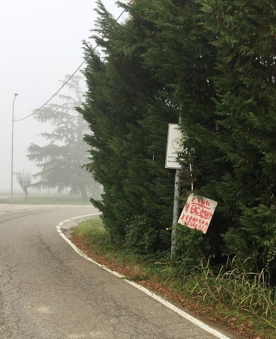 Curva e cartello sparito «Sempre più isolati»