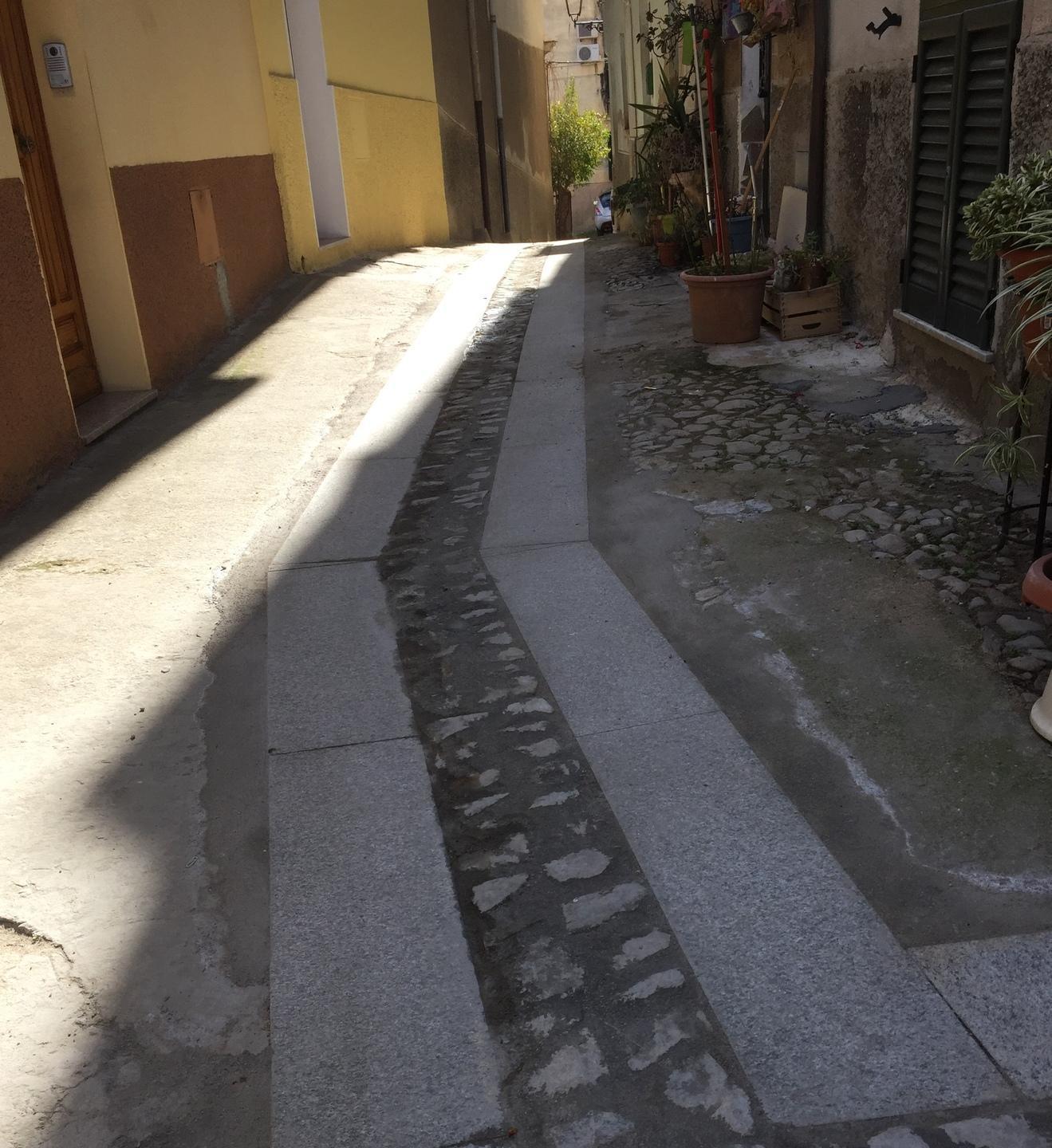 Interviene il Comune: la strada ora è più accessibile per i disabili 