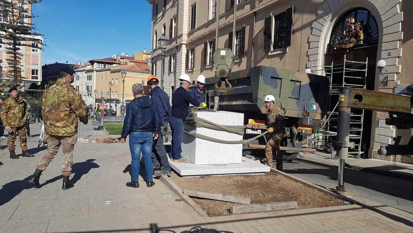 La colonna per la “Sassari” svetta in piazza Castello 