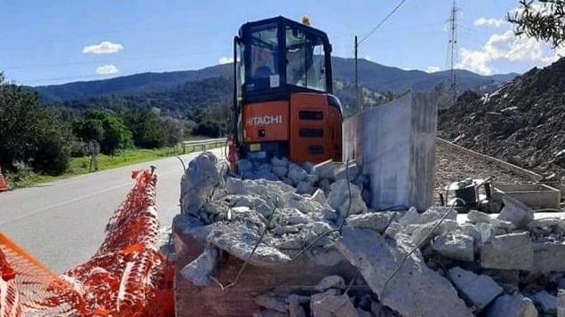 Muro demolito, minoranza all’attacco