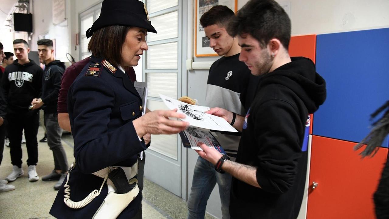“Questo non è amore” fa tappa tra gli studenti