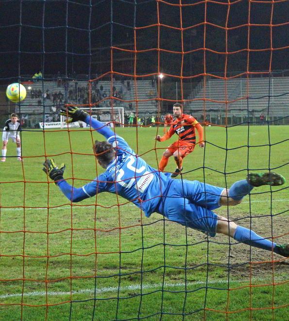 Falcone segna il rigore dell'1-1 contro il Siena (Foto Gori)