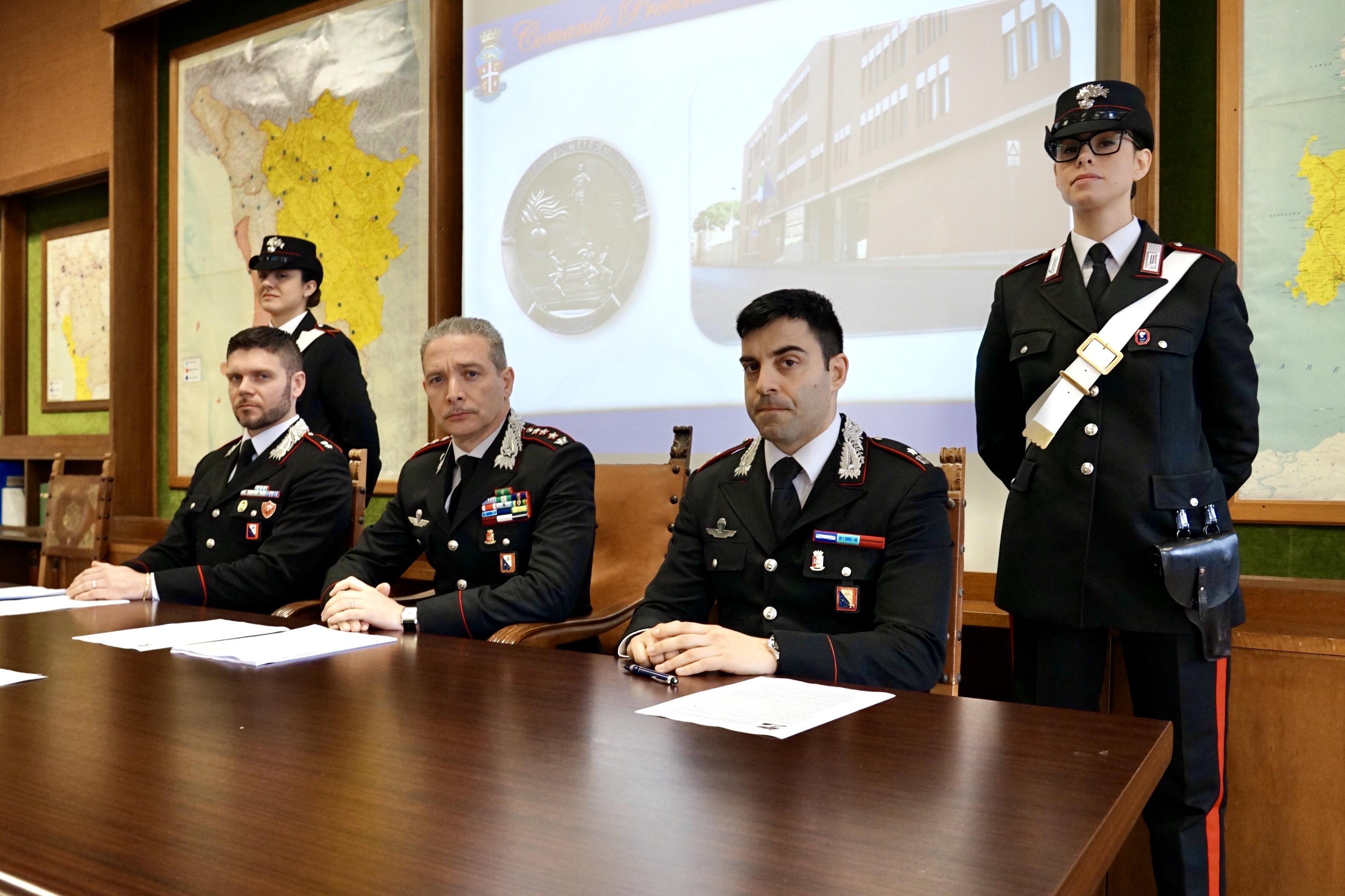 Da sinistra a destra, seduti: il tenete Marco Saccà, il colonnello Massimiliano Sole e il maggiore Guglielmo Palazzetti