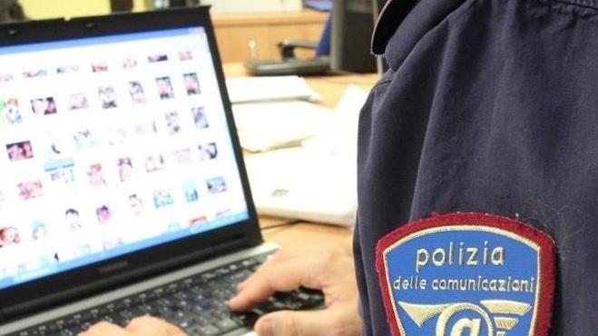 La chat, poi le foto senza veli e il ricatto: vittima una 50enne