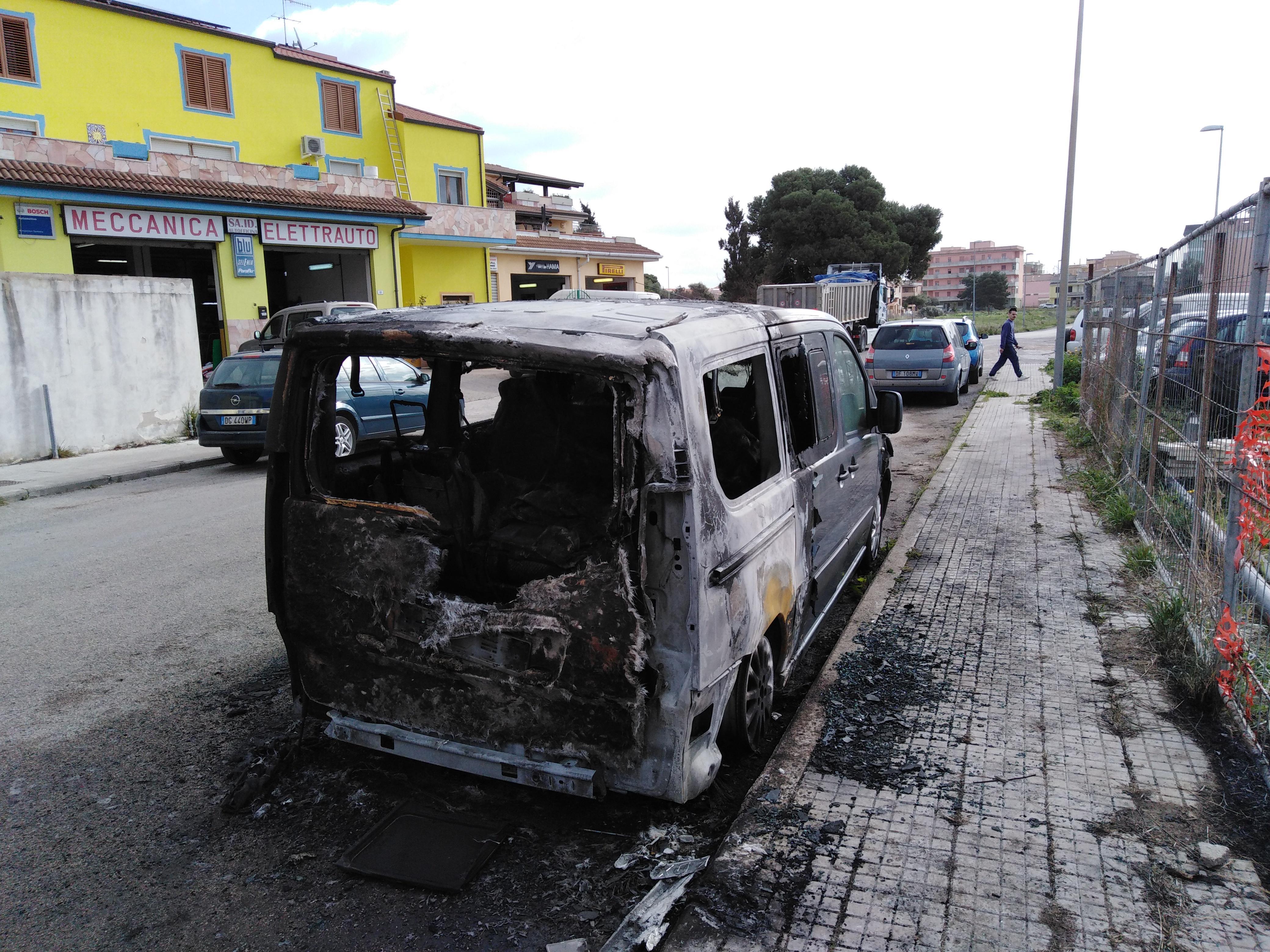 Porto Torres, furgone semidistrutto da un incendio 