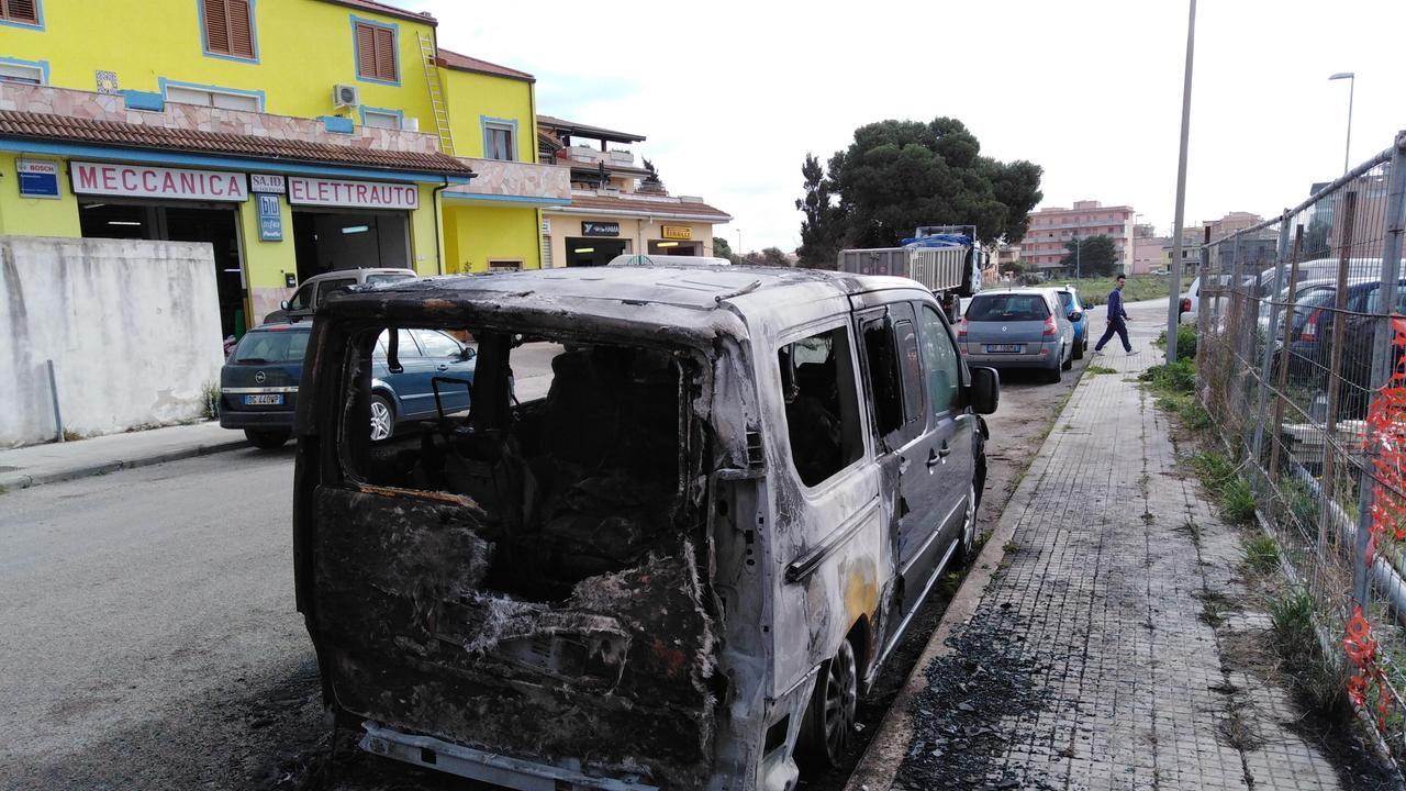 Porto Torres, furgone semidistrutto da un incendio 