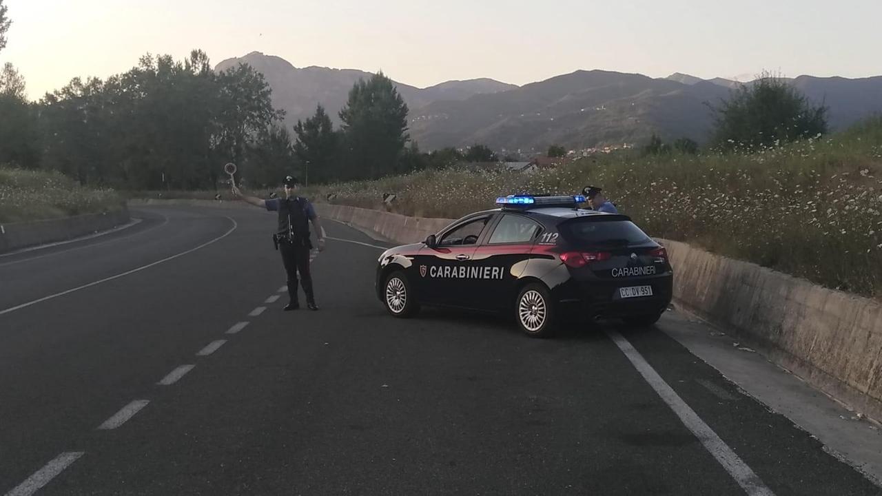 Fermato su un'auto rubata aggredisce i carabinieri