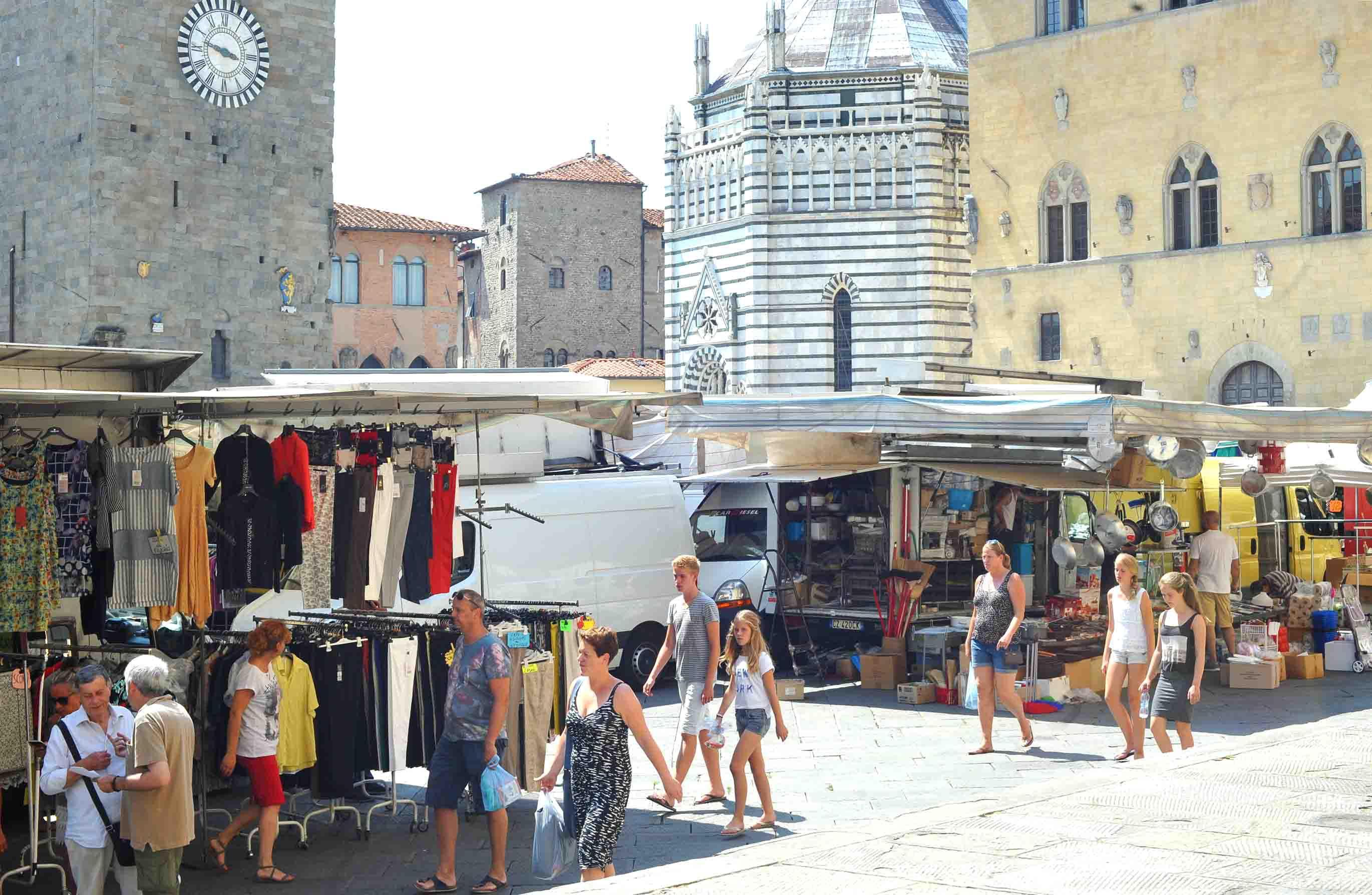 Mercato in piazza Duomo (foto Gori)