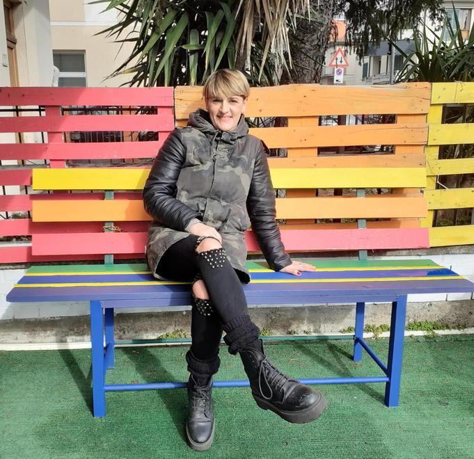 Una panchina arcobaleno contro ogni discriminazione
