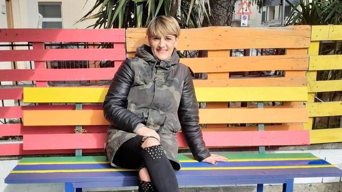 Una panchina arcobaleno contro ogni discriminazione