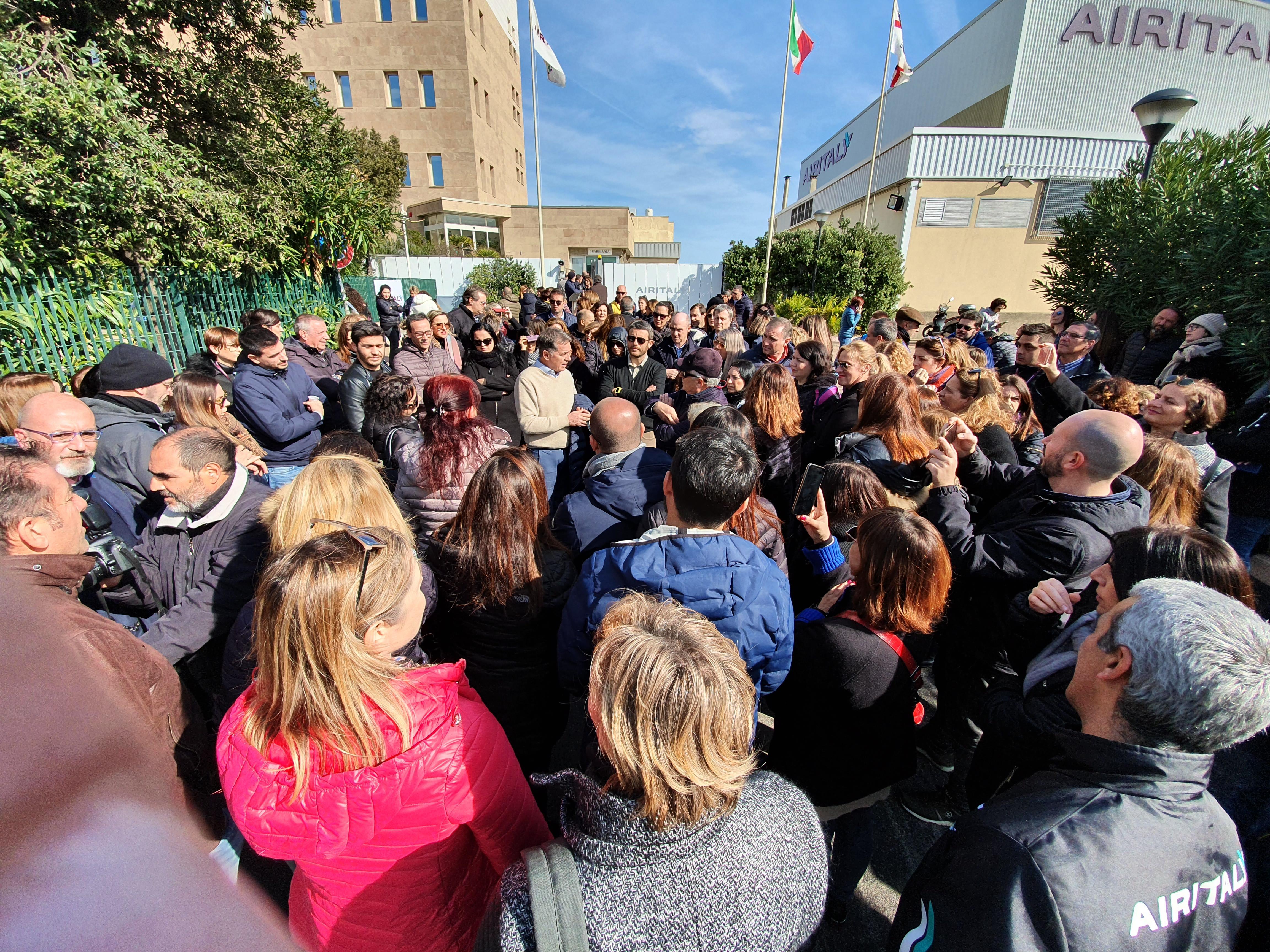 L'assemblea dei dipendenti Air Italy in aeroporto