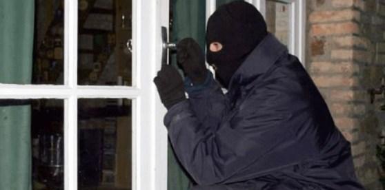Ladri in azione. divelta e distrutta una porta blindata 