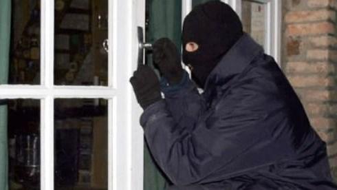 Ladri in azione. divelta e distrutta una porta blindata