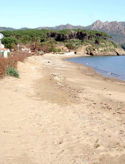 Via ai lavori di riprofilatura sulla spiaggia di Naregno
