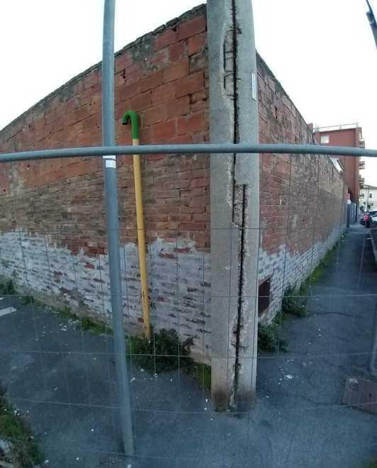 Pali della luce usurati e cantiere infinito 