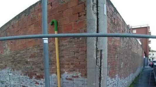 Pali della luce usurati e cantiere infinito