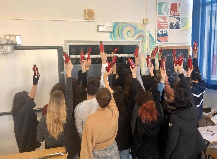 Borracce di alluminio ai giovani per liberare le scuole dalla plastica