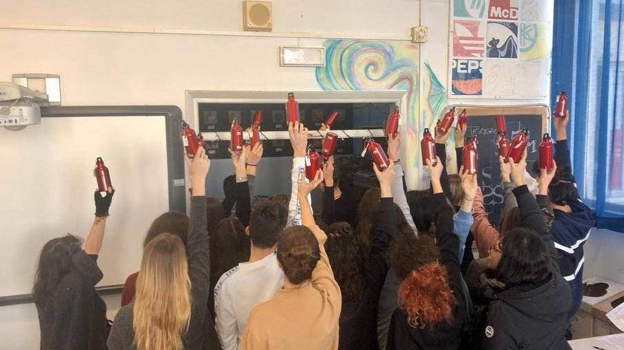 Borracce di alluminio ai giovani per liberare le scuole dalla plastica