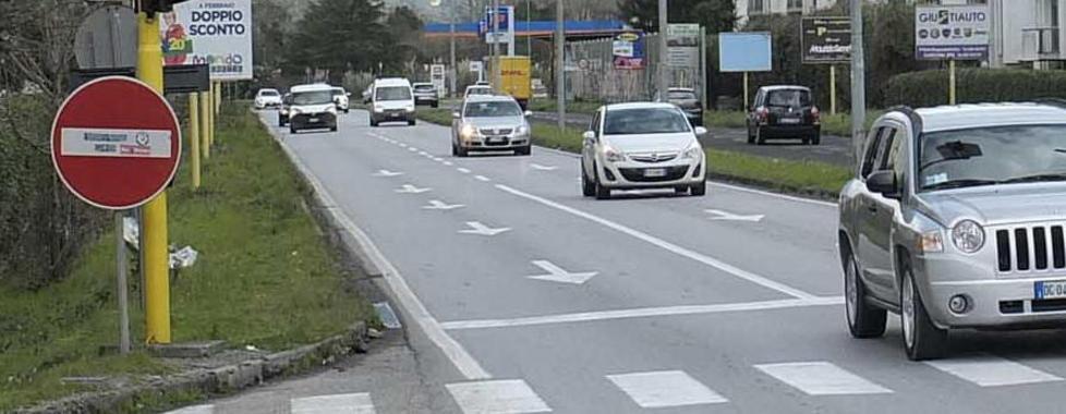 Un scontro banale tra auto si trasforma in un lutto 