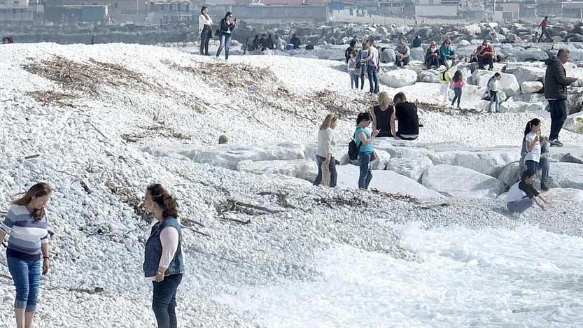 Spiagge di ghiaia, la spianatura anticipata a maggio
