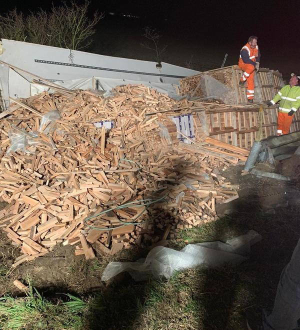 Camion finisce nella scarpata con il carico di contrabbando 