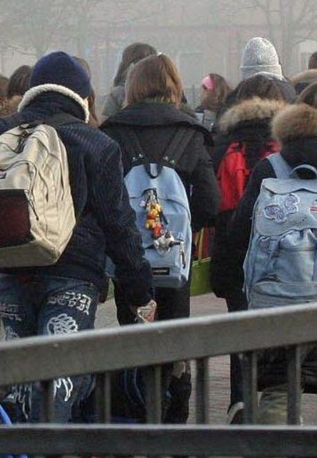 Ragazzina presa di mira con i messaggini. La famiglia toglie lo smartphone al bullo 