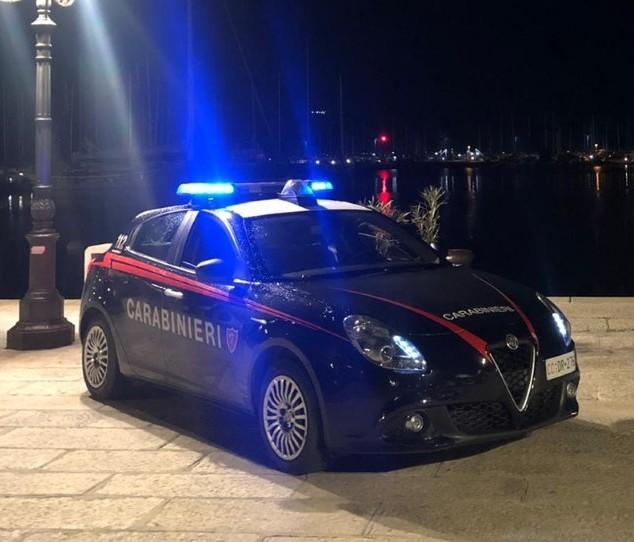 Giovane commessa picchiata da un uomo incappucciato